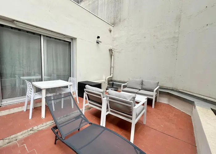 With Pool - Near 昂蒂布